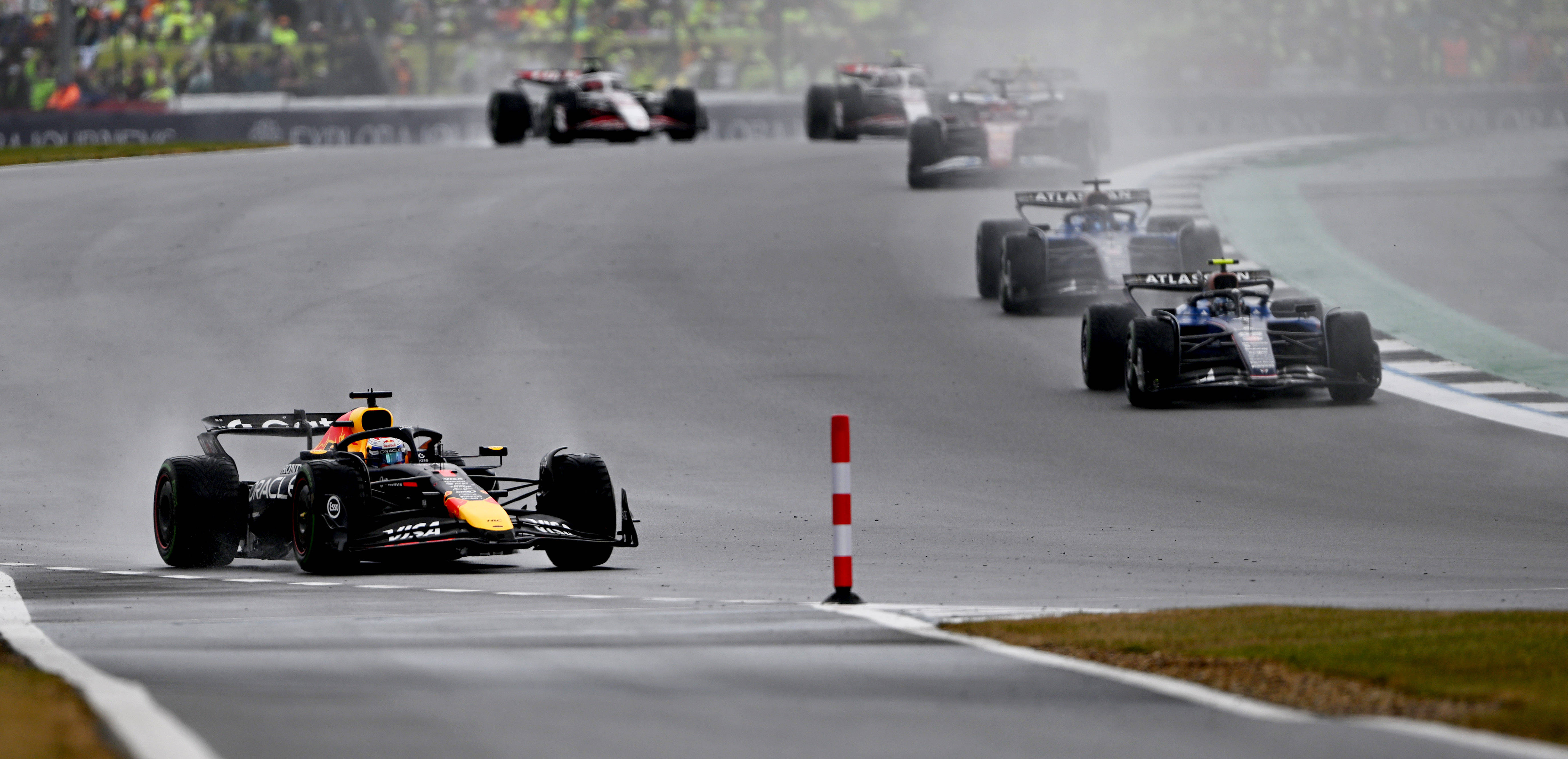 迈凯伦绝杀红牛车队,拉塞尔扛起全队 迈凯伦绝杀红牛车队,拉塞尔扛起全队