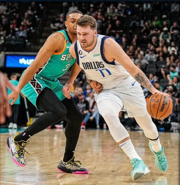 马刺险胜福建队，东契奇扛起全队