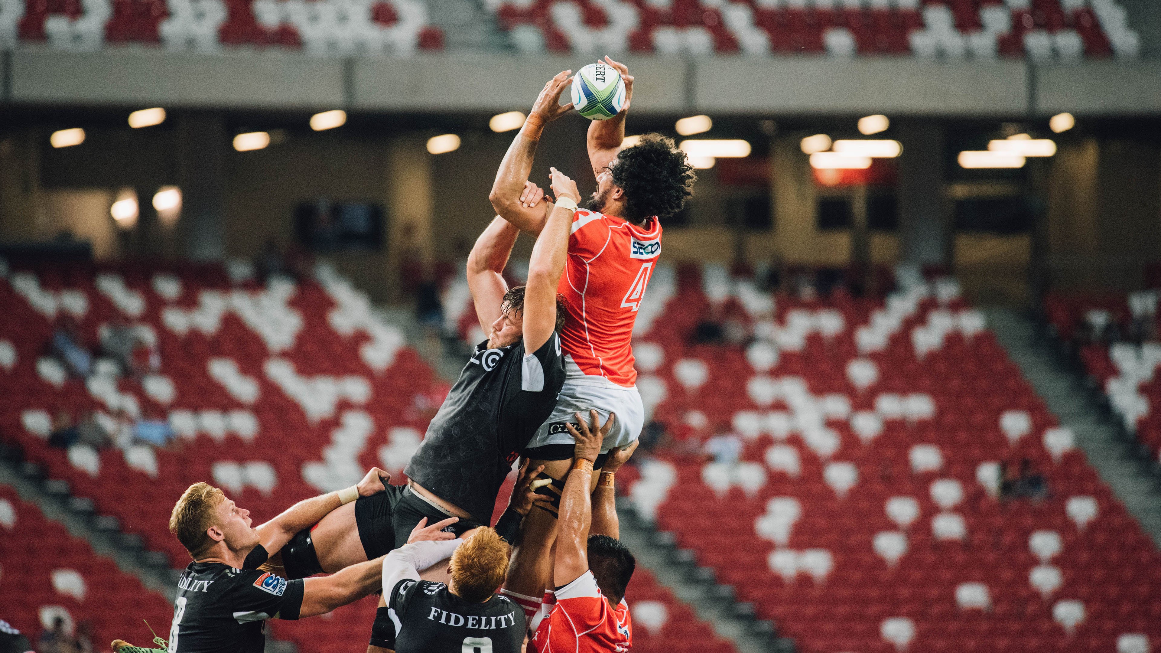 引擎嘶吼与篮球入网,当布克在F1的声浪中投出生涯之夜